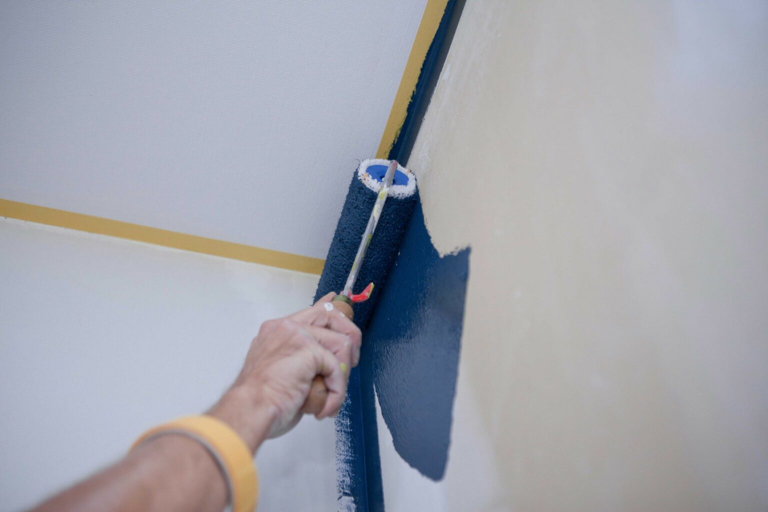 via kijk in vaardigheid Vliesbehang: de voordeligste methode om muren voor te bereiden op verf